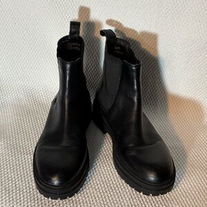 STEVE MADDEN Sz 9 Chelsea Leather Ankle Boots With Chunky Soles